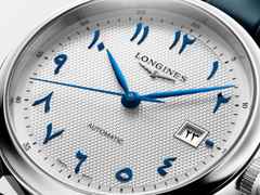 Longines Master Collection Arabic Dial Automatik Edelstahl 41mm silbernes Zifferblatt blaues Lederband – Herrenuhren Uhr mit Datum aus Edelstahl und Leder. Das Gehäuse ist rund und silber. Das Lederarmband Kroko / Alligator ist blau. Das Zifferblatt ist arabisch und silber. – Ansicht 2