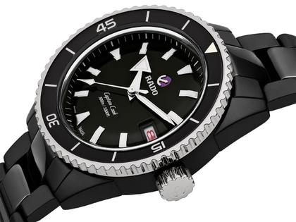 Rado Captain Cook  Diver Keramik schwarz Keramikband – Herrenuhren Uhr mit Datum aus Keramik. Das Gehäuse ist rund und schwarz. Das Keramikarmband ist schwarz. Das Zifferblatt ist ein Index in schwarz. – Ansicht 2