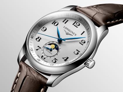 Longines Master Collection Mondphase Automatik Edelstahl 40mm silbernes Zifferblatt braunes Lederband – Herrenuhren Uhr mit Datum aus Edelstahl und Leder. Das Gehäuse ist rund und silber. Das Lederarmband Kroko / Alligator ist braun. Das Zifferblatt ist arabisch und silber. – Ansicht 2