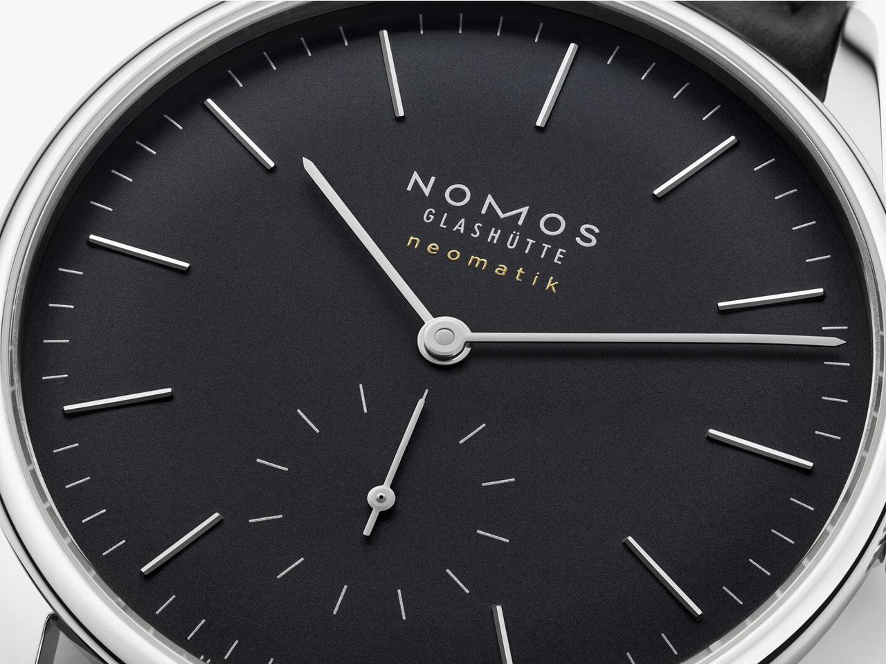 Nomos Glashütte Orion neomatik 39 New Black Automatik Edelstahl 39mm schwarzes Zifferblatt schwarzes Lederband Glasboden – Herrenuhren Uhr ohne Datum aus Edelstahl, Leder und rhodiniert. Das Gehäuse ist rund und silber. Das Lederarmband ist schwarz. Das Zifferblatt ist ein Index in schwarz. – Ansicht 5