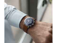 Junghans Meister Chronoscope Automatik Edelstahl 40mm blaues Zifferblatt braunes Lederband – Herrenuhren Chronograph aus Edelstahl. Das Gehäuse ist rund und silber. Das Lederarmband ist braun. Das Zifferblatt ist ein Index in blau. – Ansicht 5