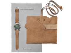 Oris Big Crown X Cervo Volante Automatik Edelstahl 38mm grünes Zifferblatt braunes Lederband – Herrenuhren Uhr mit Datum aus Edelstahl. Das Gehäuse ist rund und silber. Das Lederarmband ist braun. Das Zifferblatt ist arabisch und grün. – Ansicht 2