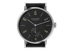 Nomos Glashütte Tangomat Ruthenium Datum Automatik Edelstahl 38mm schwarzes Zifferblatt schwarzes Lederband – Herrenuhren Uhr mit Datum aus Edelstahl und Leder. Das Gehäuse ist rund und silber. Das Lederarmband ist schwarz. Das Zifferblatt ist arabisch Index und grau. – Ansicht 4