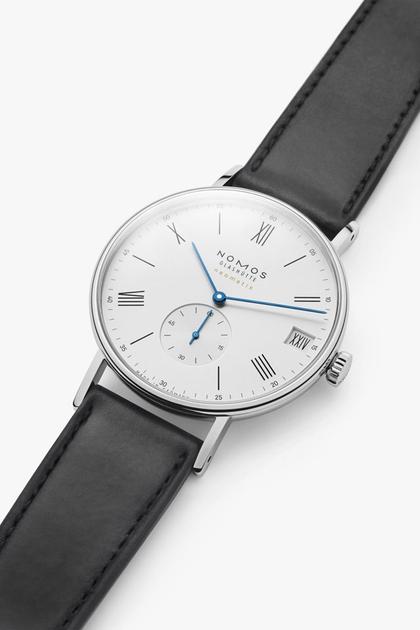Nomos Glashütte Ludwig neomatik 41 römisches Datum Automatik Edelstahl weißes Zifferblatt schwarzes Lederband – Herrenuhren Uhr mit Datum aus Edelstahl. Das Gehäuse ist rund und silber. Das Lederarmband ist schwarz. Das Zifferblatt ist römisch Index und weiß. – Ansicht 7