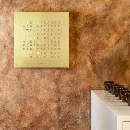 Qlocktwo Earth 45 Creator's Edition Gold mit weiß lackiertem Holz – Großuhren Wanduhr aus 1000 Gold und Edelstahl. Das Zifferblatt ist digital und gelbgold. – Ansicht 3