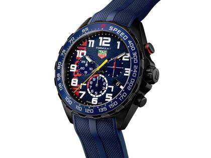 TAG Heuer Formula 1 Chronograph X Oracle RedBull Racing Limited Edition Quarz Edelstahl 43mm Schwarz-DLC blaues Zifferblatt blaues Kautschukband – Herrenuhren Chronograph aus DLC beschichtet, Edelstahl und Keramik. Das Gehäuse ist rund und schwarz. Das Kautschuk / Kunststoff / Silikon Armband ist blau. Das Zifferblatt ist arabisch Index und blau. – Ansicht 2