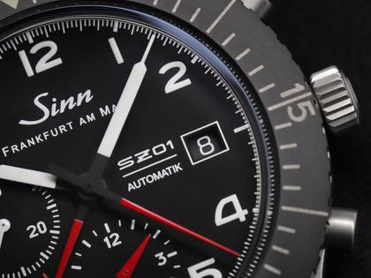 Sinn Spezialuhren 156.1 Fliegerchronograph Automatik Edelstahl 43mm schwarzes Zifferblatt schwarzes Lederband – Herrenuhren Chronograph aus Edelstahl. Das Gehäuse ist rund und silber. Das Lederarmband ist schwarz. Das Zifferblatt ist arabisch und schwarz. – Ansicht 4