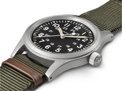 Hamilton Khaki Field Mechanical Handaufzug Edelstahl 38mm schwarzes Zifferblatt olivgrünes Textilband – Herrenuhren Uhr ohne Datum aus Edelstahl. Das Gehäuse ist rund und silber. Das Textilarmband ist grün. Das Zifferblatt ist arabisch und schwarz. – Ansicht 2