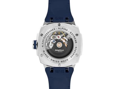 Alpina Alpiner Extreme Skeleton Automatik Edelstahl 39mm blaues Zifferblatt blaues Kautschukband – Herrenuhren Uhr ohne Datum aus Edelstahl und Kautschuk. Das Gehäuse ist rund und silber. Das Kautschuk / Kunststoff / Silikon Armband ist blau. Das Zifferblatt ist skelettiert und blau. – Ansicht 2