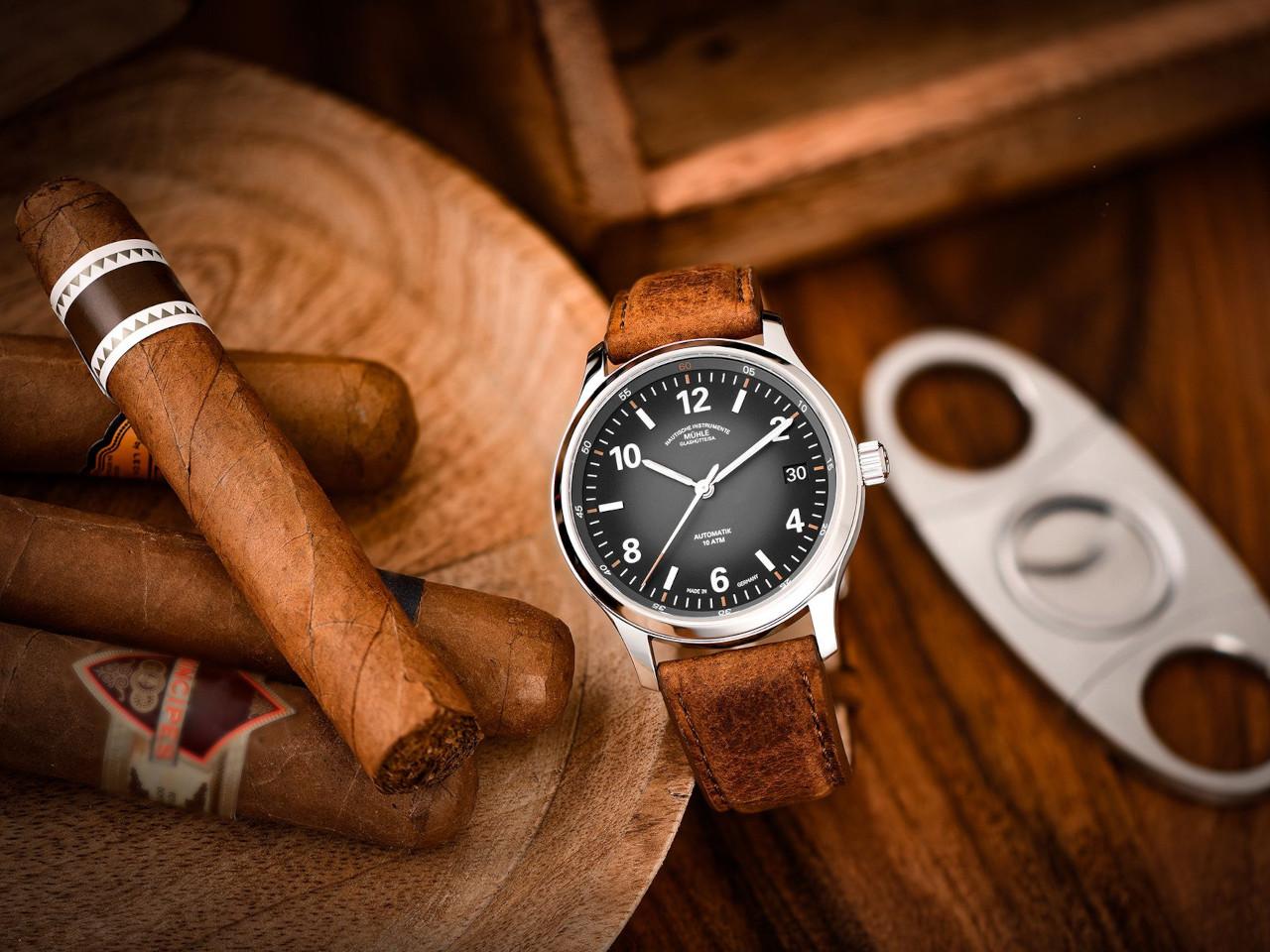 Mühle Glashütte Lunova Datum Automatik Edelstahl 42,3mm schwarz-graues Zifferblatt Vintage-Lederband – Herrenuhren Uhr mit Datum aus Edelstahl. Das Gehäuse ist rund und silber. Das Lederarmband ist braun. Das Zifferblatt ist arabisch Index und schwarz. – Ansicht 2