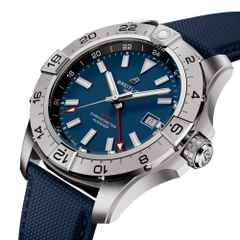 Breitling Avenger GMT 44 Automatik Edelstahl blaues Zifferblatt dunkelblaues Lederband – Herrenuhren Uhr mit Datum aus Edelstahl und Leder. Das Gehäuse ist rund und silber. Das Lederarmband ist blau. Das Zifferblatt ist ein Index in blau. – Ansicht 2
