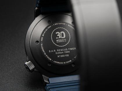 Mühle Glashütte S.A.R. Rescue-Timer Edition 1994 Automatik Edelstahl Schwarz-PVD 42mm schwarzes Zifferblatt blaues Kautschukband – Herrenuhren Uhr mit Datum aus Edelstahl, Kautschuk und PVD beschichtet. Das Gehäuse ist rund und schwarz. Das Kautschuk / Kunststoff / Silikon Armband ist blau. Das Zifferblatt ist ein Index in schwarz. – Ansicht 4