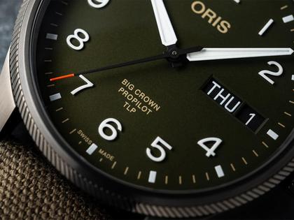 Oris Big Crown ProPilot Day Date TLP Limited Edition Automatik Edelstahl 44mm grünes Zifferblatt grünes Textilband – Herrenuhren Uhr mit Datum aus Edelstahl und PVD beschichtet. Das Gehäuse ist rund und anthrazit. Das Textilarmband ist grün. Das Zifferblatt ist arabisch und grün. – Ansicht 5