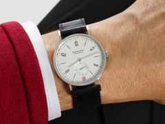 Nomos Glashütte Tangente 2date Handaufzug Edelstahl 38mm weißes Zifferblatt schwarzes Lederband Glasboden – Herrenuhren Uhr mit Datum aus Edelstahl und Leder. Das Gehäuse ist rund und silber. Das Lederarmband ist schwarz. Das Zifferblatt ist arabisch Index und silber. – Ansicht 12