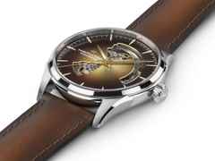 Hamilton Jazzmaster Open Heart Automatik Edelstahl 42mm braunes Zifferblatt braunes Lederband – Herrenuhren Uhr ohne Datum aus Edelstahl und Leder. Das Gehäuse ist rund und silber. Das Lederarmband ist braun. Das Zifferblatt ist ein Index in braun. – Ansicht 4