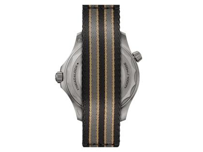 Omega Seamaster Diver 300M "007 Edition" Automatik Titan 42mm braunes Zifferblatt NATO Band – Herrenuhren Uhr ohne Datum aus Aluminium und Titan. Das Gehäuse ist rund und grau. Das Textilarmband ist grau. Das Zifferblatt ist ein Index in braun. – Ansicht 3