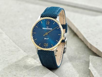 MeisterSinger Yaara Quarz Edelstahl 36mm blaues Zifferblatt blaues Textilband – Damenuhren Uhr ohne Datum aus Edelstahl und PVD beschichtet. Das Gehäuse ist rund und silber. Das Textilarmband ist blau. Das Zifferblatt ist arabisch Index und blau. – Ansicht 3