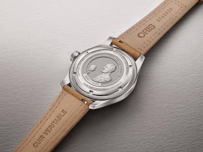 Oris Big Crown Pointer Date Lou Gehrig Limited Edition Automatik Edelstahl 40mm silbernes Zifferblatt braunes Lederband – Herrenuhren Uhr mit Datum aus Edelstahl und Leder. Das Gehäuse ist rund und silber. Das Lederarmband ist braun. Das Zifferblatt ist arabisch Index und silber. – Ansicht 7