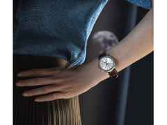 Frederique Constant Classics Moneta Moonphase Quarz 37mm silberfarbenes Zifferblatt braunes Lederband – Herrenuhren Uhr ohne Datum aus Edelstahl und Leder. Das Gehäuse ist rund und silber. Das Lederarmband ist braun. Das Zifferblatt ist ein Index in silber. – Ansicht 6