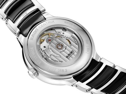 Rado Centrix Automatik Edelstahl 39,5mm schwarzes Zifferblatt Metallband – Herrenuhren Uhr mit Datum aus Edelstahl und Keramik. Das Gehäuse ist rund und silber. Das Keramikarmband ist schwarz. Das Zifferblatt ist ein Index in schwarz. – Ansicht 4