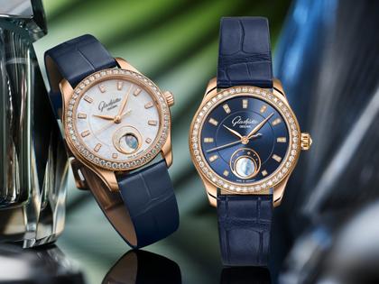 Glashütte Original Lady Serenade Luna Automatik Edelstahl 32,5mm weißes Zifferblatt blaues Lederband – Damenuhren Uhr ohne Datum aus 750 Rotgold, Edelstahl und Leder. Das Gehäuse ist rund und silber. Das Lederarmband Kroko / Alligator ist blau. Das Zifferblatt ist ein Index in weiß. – Ansicht 5