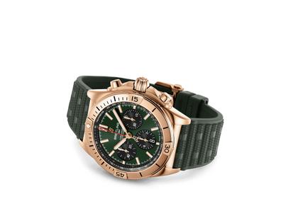Breitling Chronomat B01 42 Automatik Rotgold grünes Zifferblatt grünes Kautschukband – Herrenuhren Chronograph aus 750 Rotgold und Kautschuk. Das Gehäuse ist rund und rotgold. Das Kautschuk / Kunststoff / Silikon Armband ist grün. Das Zifferblatt ist ein Index in grün. – Ansicht 3