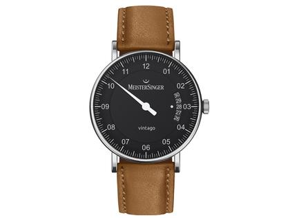 MeisterSinger Vintago Automatik Edelstahl Schwarz Lederband – Herrenuhren Uhr mit Datum aus Edelstahl. Das Gehäuse ist rund und silber. Das Lederarmband ist braun. Das Zifferblatt ist arabisch Index und schwarz.