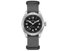 Hamilton Khaki Field Expedition Automatik Edelstahl 41mm schwarzes Zifferblatt graues Textilband – Herrenuhren Uhr ohne Datum aus Edelstahl. Das Gehäuse ist rund und silber. Das Textilarmband ist grau. Das Zifferblatt ist ein Index in schwarz.