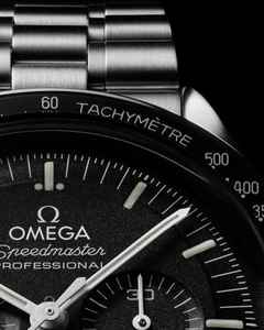 Omega Speedmaster Moonwatch Professional Chronograph Hesalitglas Handaufzug Edelstahl 42mm schwarzes Zifferblatt Metallband – Herrenuhren Chronograph aus Edelstahl und eloxiertes Aluminium. Das Gehäuse ist rund und silber. Das Edelstahlarmband ist silber. Das Zifferblatt ist ein Index in schwarz. – Ansicht 4