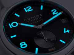 Nomos Glashütte Club Sport neomatik 42 Datum Automatik Edelstahl 42mm schwarzes Zifferblatt Metallband – Herrenuhren Uhr mit Datum aus Edelstahl. Das Gehäuse ist rund und silber. Das Edelstahlarmband ist silber. Das Zifferblatt ist arabisch Index und schwarz. – Ansicht 4