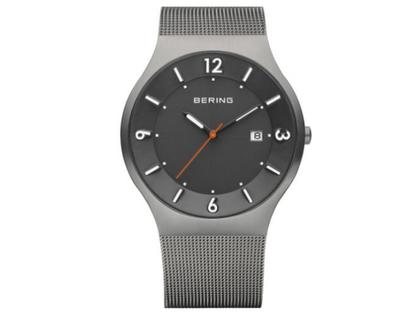 Bering 14440 Edelstahl Herrenuhr – Herrenuhren Uhr mit Datum aus Edelstahl und PVD beschichtet. Das Gehäuse ist rund und grau. Das Edelstahlarmband ist grau. Das Zifferblatt ist arabisch Index und schwarz.