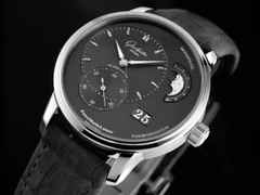 Glashütte Original PanoMaticLunar Automatik Edelstahl 40mm graues Zifferblatt graues Lederband – Herrenuhren Uhr mit Datum aus Edelstahl. Das Gehäuse ist rund und silber. Das Lederarmband Kroko / Alligator ist anthrazit. Das Zifferblatt ist ein Index in grau. – Ansicht 4