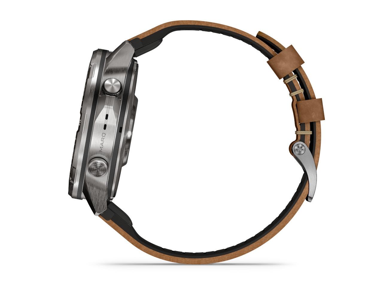 Garmin MARQ Adventurer Gen 3 Titan 47mm digitales Display braunes Lederband – Herrenuhren Uhr Multifunktion aus Keramik, Leder und Titan. Das Gehäuse ist rund und grau. Das Lederarmband ist braun. Der Zifferblatt ist digital. – Ansicht 3