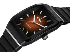 Rado Anatom Automatik Keramik 32,5mm schwarz-rotes Zifferblatt schwarzes Kautschukband – Damenuhren Uhr mit Datum aus Edelstahl, Kautschuk und Keramik. Das Gehäuse ist rechteckig und schwarz. Das Kautschuk / Kunststoff / Silikon Armband ist schwarz. Das Zifferblatt ist ein Index in rot. – Ansicht 2