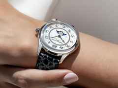 Frederique Constant Classics Elegance Luna Automatik Edelstahl 36mm weißes Zifferblatt blaues Lederband – Damenuhren Uhr ohne Datum aus Edelstahl und Leder. Das Gehäuse ist rund und silber. Das Lederarmband ist blau. Das Zifferblatt ist arabisch und weiß. – Ansicht 8
