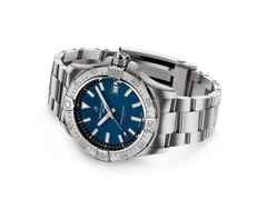 Breitling Avenger Automatik 42 Edelstahl blaues Zifferblatt Metallband – Herrenuhren Uhr mit Datum aus Edelstahl. Das Gehäuse ist rund und silber. Das Edelstahlarmband ist silber. Das Zifferblatt ist ein Index in blau. – Ansicht 3