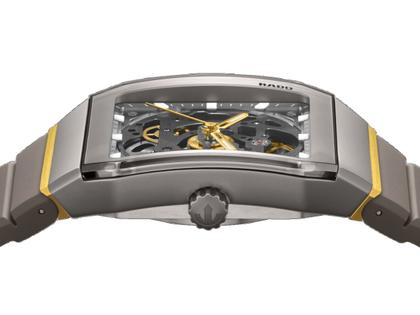 Rado Anatom Automatik Keramik 32,5mm skelettiertes Zifferblatt graues Kautschukband – Damenuhren Uhr ohne Datum aus Edelstahl, Kautschuk, Keramik und PVD beschichtet. Das Gehäuse ist rechteckig und grau. Das Kautschuk / Kunststoff / Silikon Armband ist grau. Das Zifferblatt ist skelettiert und grau. – Ansicht 3