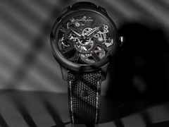 Maurice Lacroix Masterpiece Skeleton Label Noir Handaufzug Edelstahl Schwarz-DLC 43mm schwarzes Zifferblatt schwarzes Textilband – Herrenuhren Uhr ohne Datum aus DLC beschichtet, Edelstahl und PVD beschichtet. Das Gehäuse ist rund und schwarz. Das Textilarmband ist schwarz. Das Zifferblatt ist skelettiert und schwarz. – Ansicht 2