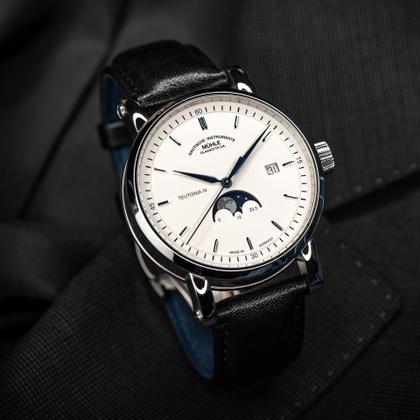 Mühle Glashütte Teutonia IV Mondphase Automatik Edelstahl 41mm weißes Zifferblatt schwarzes Lederband – Herrenuhren Uhr mit Datum aus Edelstahl. Das Gehäuse ist rund und silber. Das Lederarmband ist schwarz. Das Zifferblatt ist ein Index in weiß. – Ansicht 2