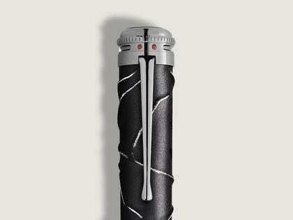 Montblanc Writers Edition                       2026: Hommage to Bram Stoker Limited Edition 1897 Füllfederhalter M – Schreibgeräte Füllfederhalter in schwarz und aus 750 Gelbgold, 925 Silber und Ruthenium. – Ansicht 4