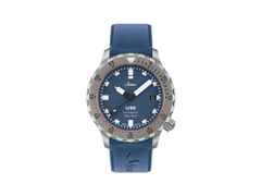 Sinn Spezialuhren U50 B Automatik U-Boot-Stahl 41mm blaues Zifferblatt blaues Kautschukband – Herrenuhren Uhr mit Datum aus Edelstahl, Kautschuk und Metall. Das Gehäuse ist rund und grau. Das Kautschuk / Kunststoff / Silikon Armband ist blau. Das Zifferblatt ist ein Index in blau.