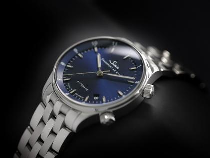 Sinn Spezialuhren 6033 B Frankfurter Finanzplatzuhr Limited Edition Automatik Edelstahl 34mm blaues Zifferblatt Metallband – Herrenuhren Uhr mit Datum aus Edelstahl. Das Gehäuse ist rund und silber. Das Edelstahlarmband ist silber. Das Zifferblatt ist arabisch Index und blau. – Ansicht 8