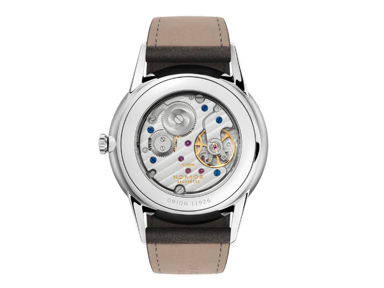 Nomos Glashütte Orion 38 Silber Handaufzug Edelstahl 38mm silberfarbenes Zifferblatt braunes Lederband Glasboden – Herrenuhren Uhr ohne Datum aus Edelstahl. Das Gehäuse ist rund und silber. Das Lederarmband ist grau. Das Zifferblatt ist ein Index in silber. – Ansicht 4