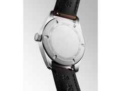 Longines Spirit Pilot Automatik Edelstahl 39mm schwarzes Zifferblatt braunes Lederband – Herrenuhren Uhr ohne Datum aus Edelstahl und Leder. Das Gehäuse ist rund und silber. Das Lederarmband ist braun. Das Zifferblatt ist arabisch und schwarz. – Ansicht 3