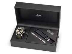 Sinn Spezialuhren 103 St Ty Hd Limited Edition Chronograph Handaufzug Edelstahl 41mm schwarzes Zifferblatt grünes Lederband – Herrenuhren Chronograph aus Edelstahl und Leder. Das Gehäuse ist rund und silber. Das Lederarmband ist grün. Das Zifferblatt ist arabisch Index und schwarz. – Ansicht 8