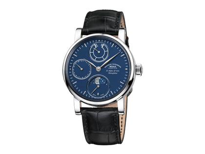 Mühle Glashütte Robert Mühle Mondphase Platin Handaufzug 44mm blaues Zifferblatt schwarzes Lederband – Herrenuhren Uhr mit Datum aus 950 Platin. Das Gehäuse ist rund und silber. Das Lederarmband Kroko / Alligator ist schwarz. Das Zifferblatt ist ein Index in blau.