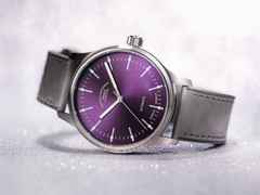 Mühle Glashütte Panova Violett Automatik Edelstahl 40mm graues Lederband – Herrenuhren Uhr ohne Datum aus Edelstahl. Das Gehäuse ist rund und silber. Das Lederarmband ist grau. Das Zifferblatt ist ein Index in lila. – Ansicht 2