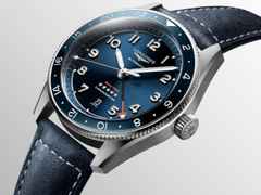 Longines Spirit Zulu Time Automatik Edelstahl 42mm blaues Zifferblatt blaues Lederband – Herrenuhren Uhr mit Datum aus Edelstahl, Keramik und Leder. Das Gehäuse ist rund und silber. Das Lederarmband ist blau. Das Zifferblatt ist arabisch und blau. – Ansicht 4