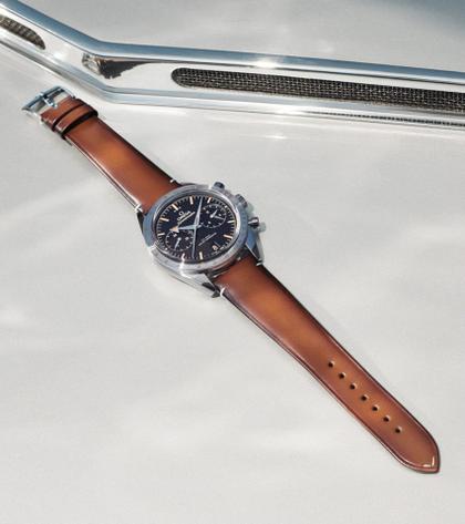 Omega Speedmaster '57 Chronograph Handaufzug Edelstahl 40mm schwarzes Zifferblatt Lederband – Herrenuhren Chronograph aus Edelstahl. Das Gehäuse ist rund und silber. Das Lederarmband ist braun. Das Zifferblatt ist ein Index in schwarz. – Ansicht 3