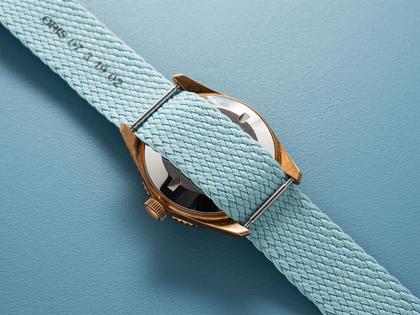 Oris Divers Sixty-Five Cotton Candy Automatik Bronze 38mm blaues Zifferblatt blaues Textilband – Damenuhren Uhr mit Datum aus Bronze und Leder. Das Gehäuse ist rund und roségold. Das Textilarmband ist blau. Das Zifferblatt ist ein Index in blau. – Ansicht 3